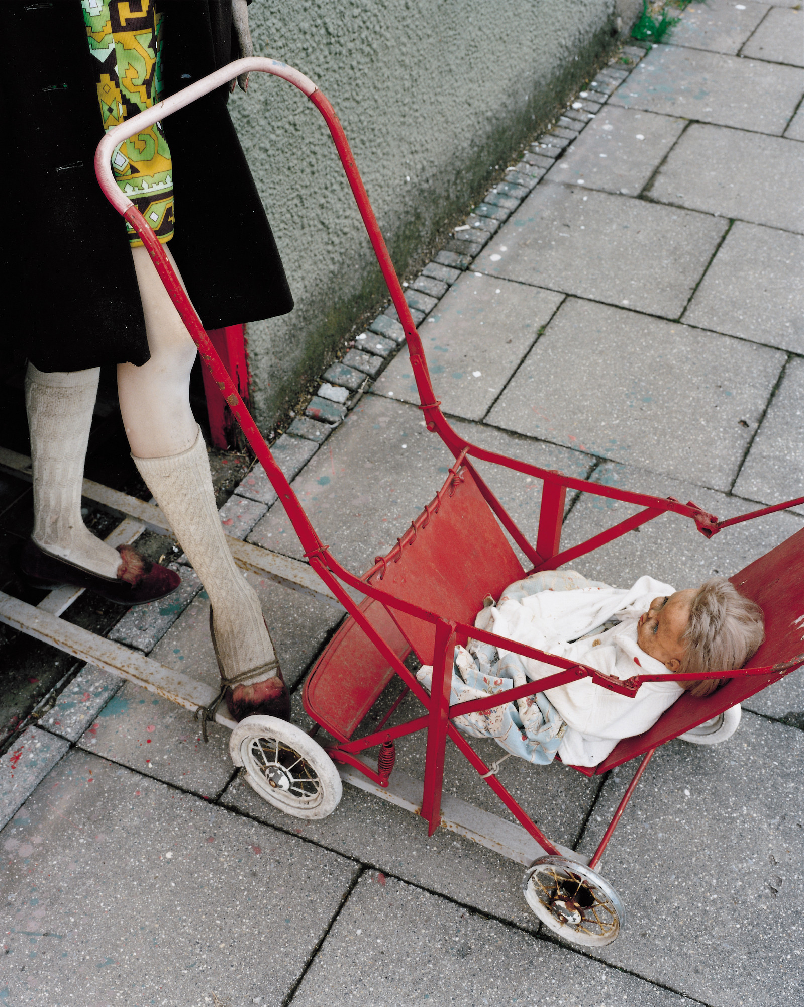 Nahkampfbahn, junge Frau mit Kinderwagen auf Laufschienen