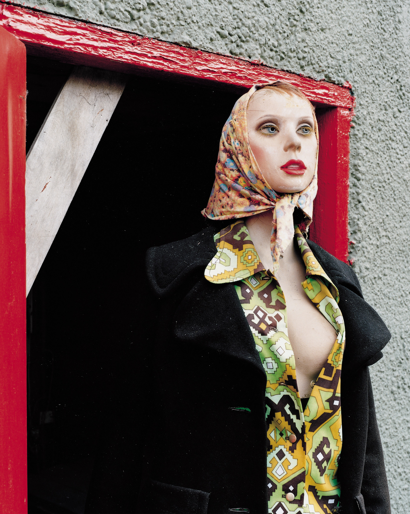 Nahkampfbahn, junge Frau in Haustür