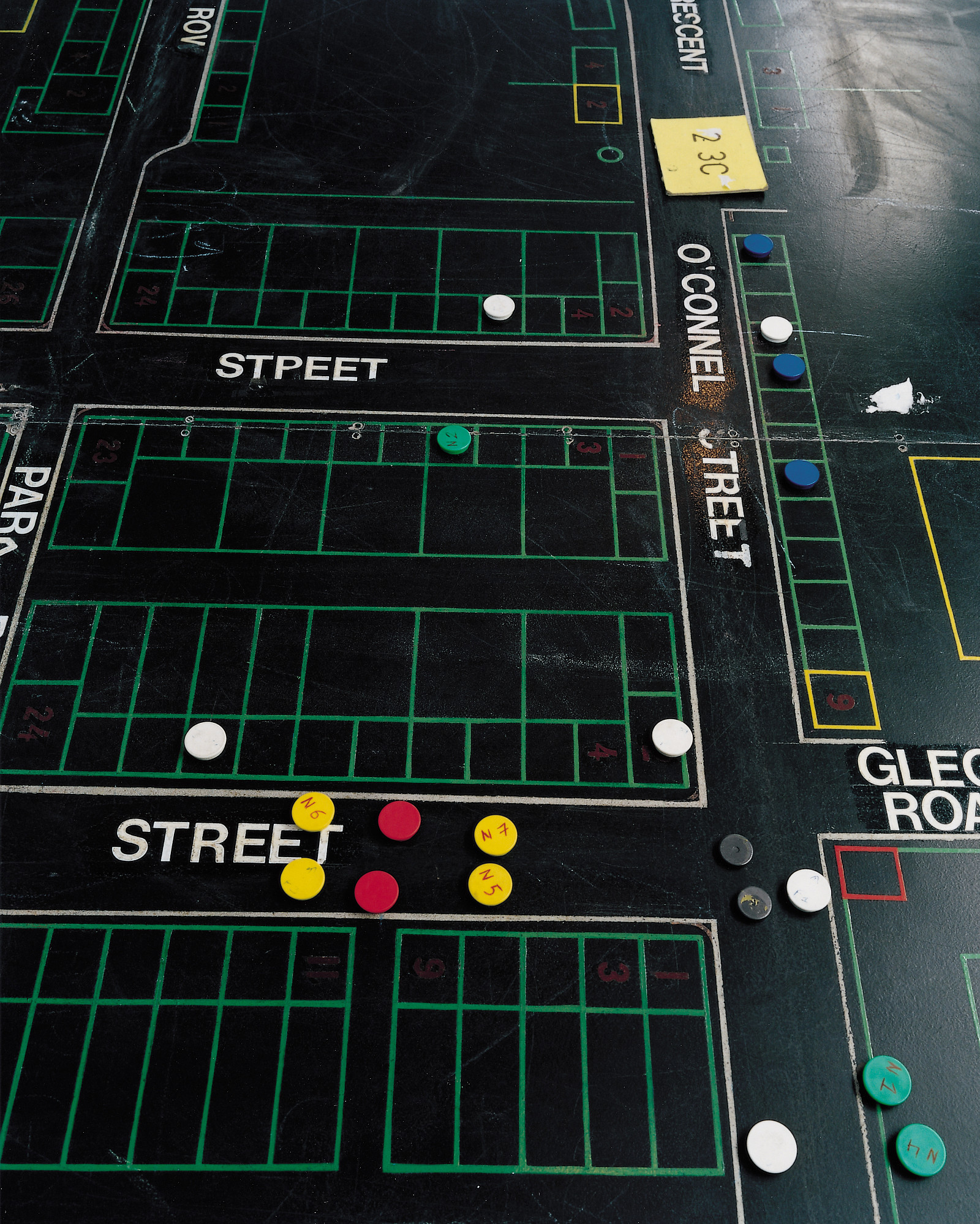 Tafel für Planspiele zum Orts- und Häuserkampf im Übungsdorf Tin-City