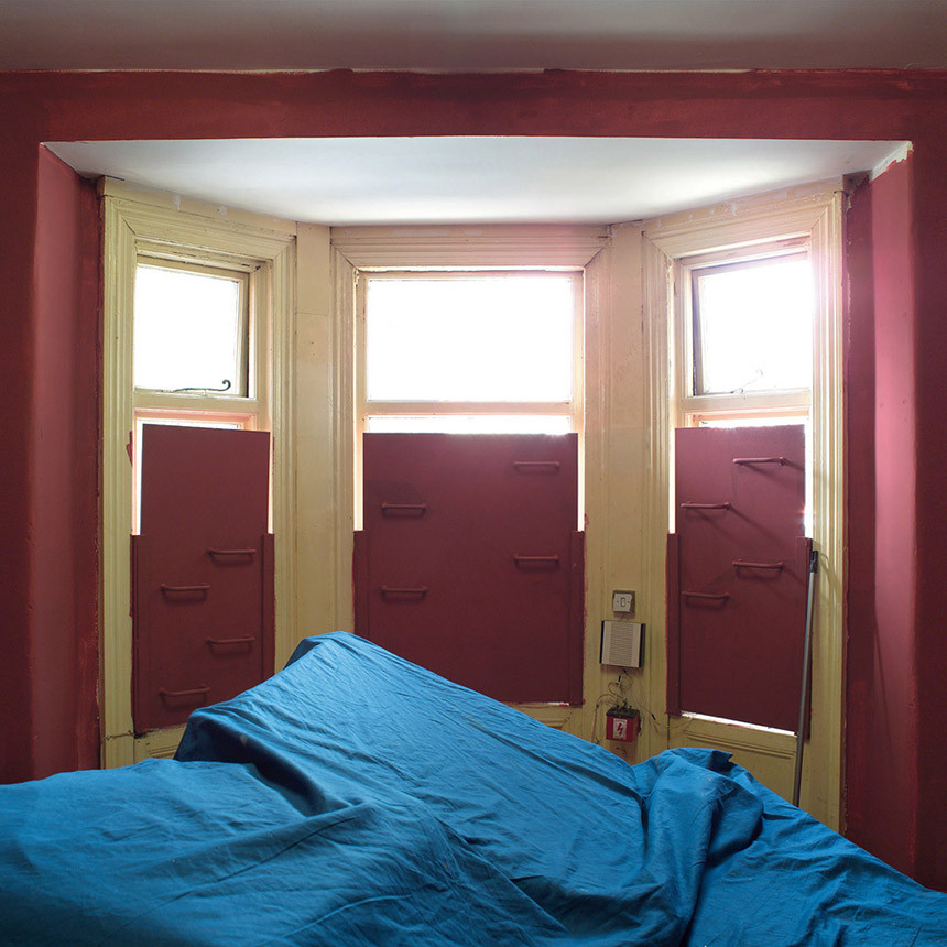 Republikanisch-sozialistische Partei Irlands, Costello House, Falls Road, Büro mit durch Stahlplatten abgeschotteten Fenstern