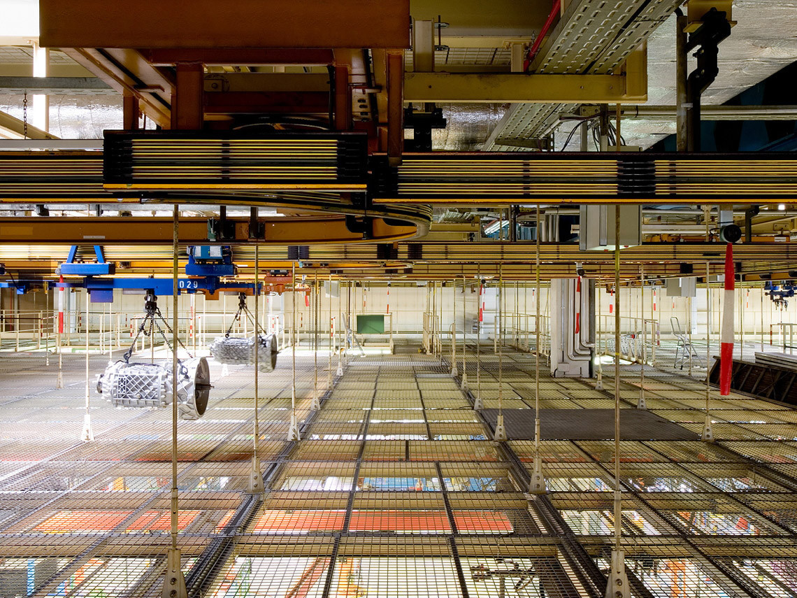 ZF, Werk 2, Halle 9, Getriebe an Transportbändern im oberen Bereich der Montagehalle