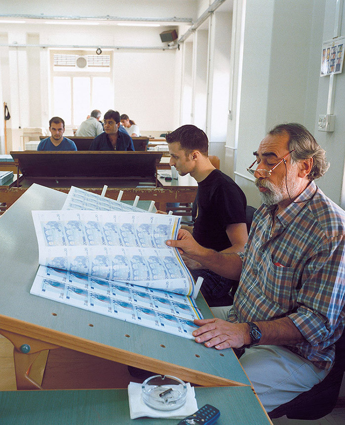 September 2001: Prüfung der Banknotenbogen in der Notendruckerei der Bank von Griechenland in Athen.