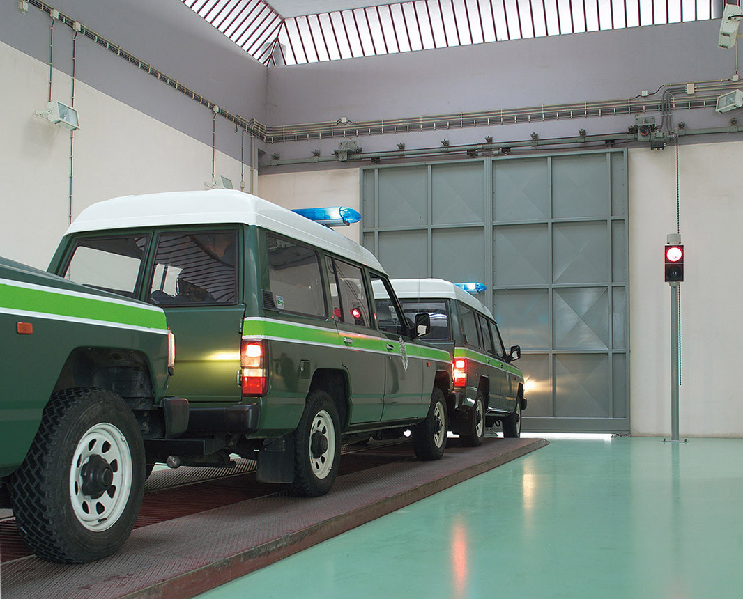 November 2001: Gepanzerte Fahrzeuge verlassen Valora, die portugiesische Notendruckerei.