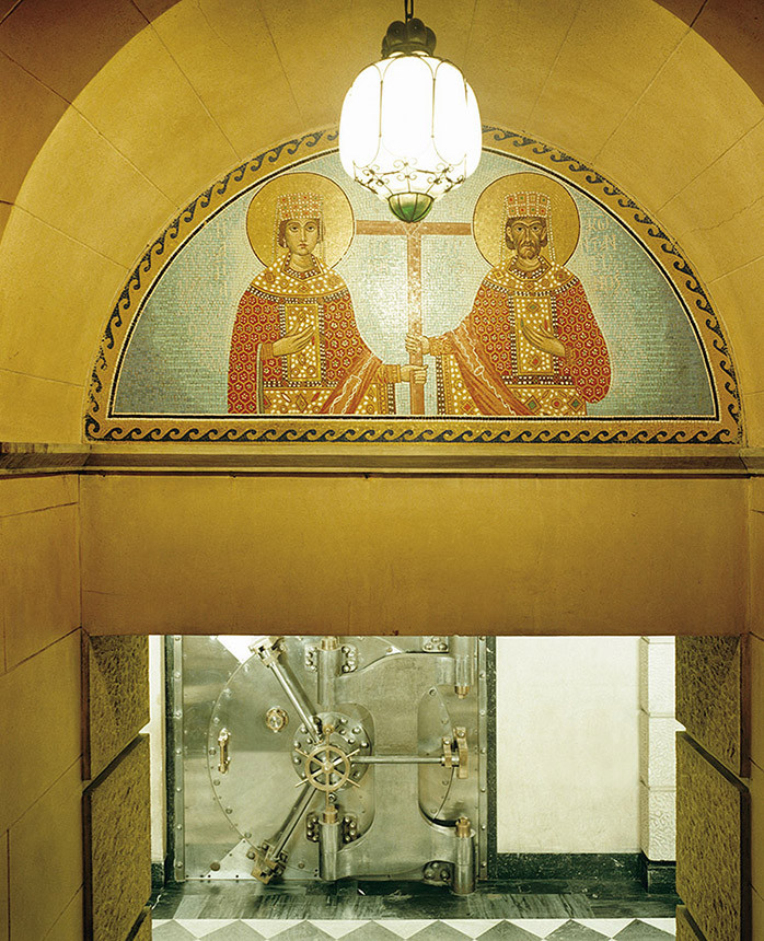 September 2001: Die Bank von Griechenland lagert Euro-Banknoten und -münzen an einem historischen Ort.