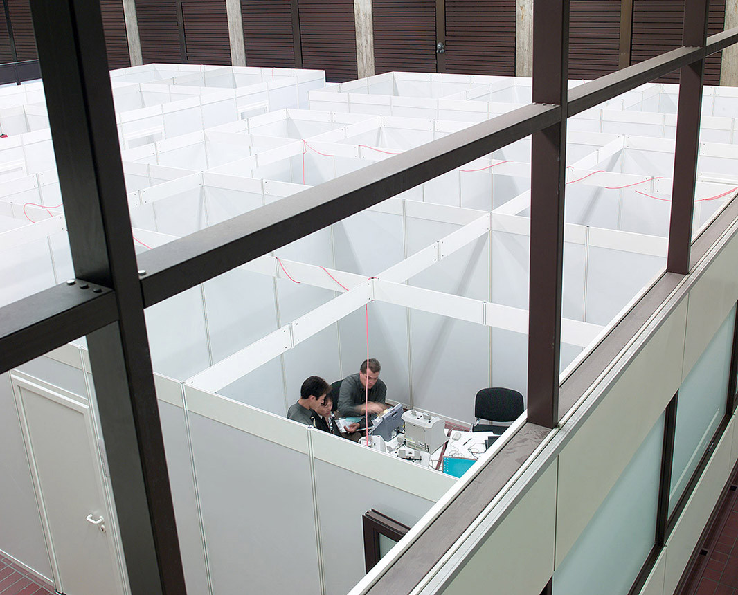 September 2001: Geldautomatenhersteller beim Test von Euro-Banknoten in Deutschland.