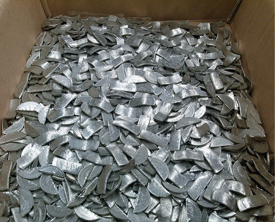 November 2001: Entwertung nationaler Münzen in einer Zweigstelle der Deutschen Bundesbank in der Nähe von Frankfurt.