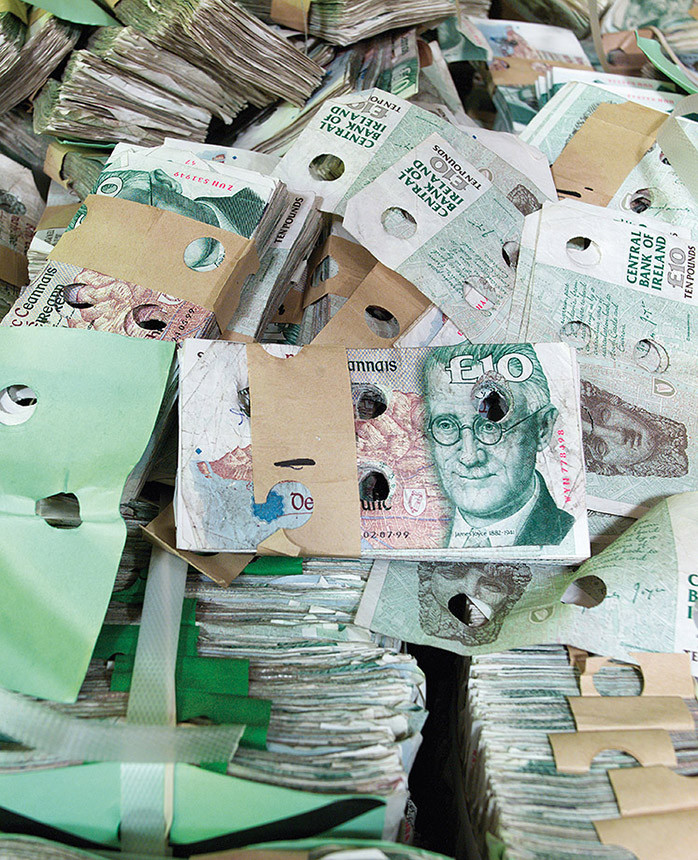 November 2001: Aus dem Verkehr gezogen: Zur Entwertung vorgesehene irische Banknoten im Bargeldzentrum der Central Bank of Ireland in Dublin.