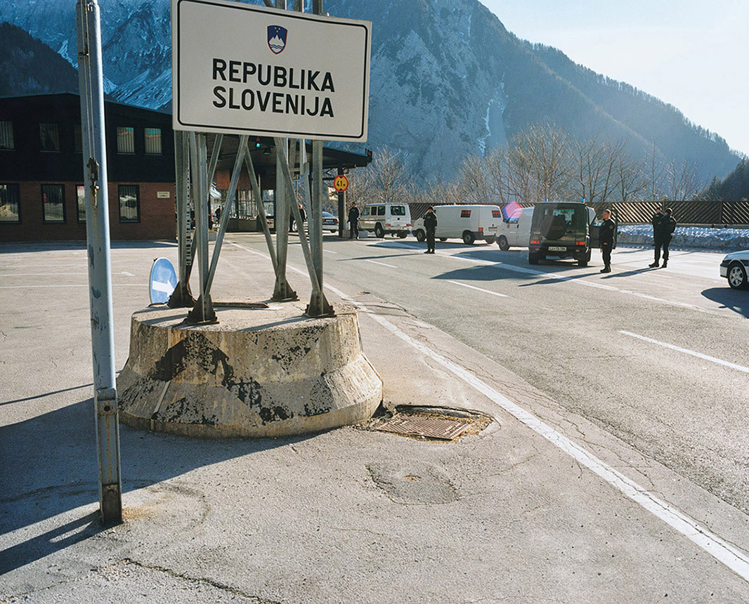 Dezember 2001: Vorabausstattung eines Landes ausserhalb des Euro-währungsgebiets mit Euro-Bargeld - ein gepanzertes Fahrzeug passiert die Grenze zwischen Österreich und Slowenien.