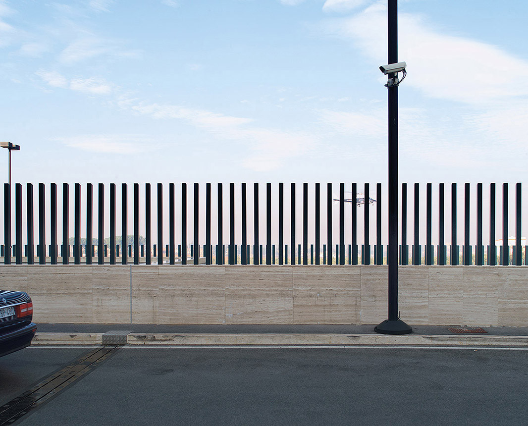 Dezember 2001: Polizeihubschrauber, der einen Transport von Banknoten und Münzen von der Bargeldabteilung der Banca D'Italia in die Innenstadt von Rom begleiten soll.