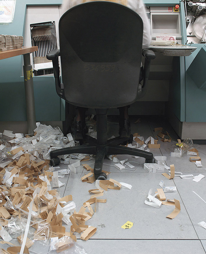 Dezember 2001: Abfall auf dem Boden der Bargeldabteilung der Banka d'Italia nach dem Öffnen von Lire-Banknotenpaketen. Die Lire-Scheine werden vor der Entwertung gezählt.