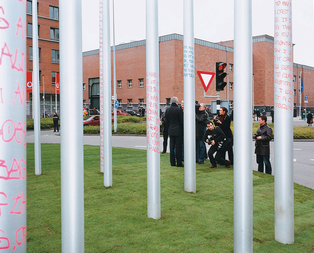 7. Februar 2002: Journalisten beim Interview mit Hans van den Broek, dem ehemaligen niederländischen Außenminister, vor der Skulptur "Stars of Europe", in Maastricht.