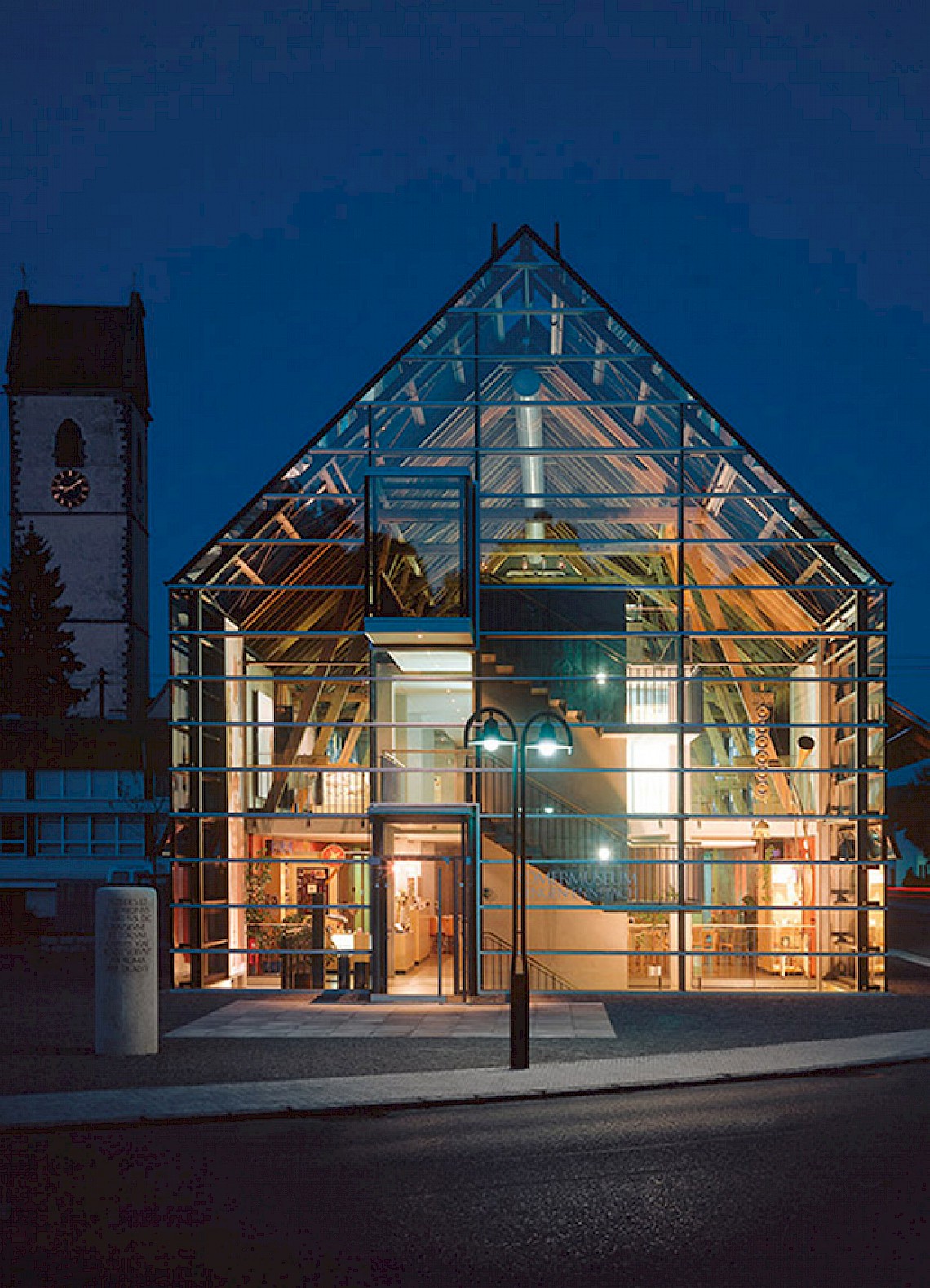 <!--:de-->Römermuseum Mengen-Ennetach
Außenansicht bei Nacht<!--:--><!--:en-->Roman Museum Mengen-Ennetach, exterior view at night<!--:-->