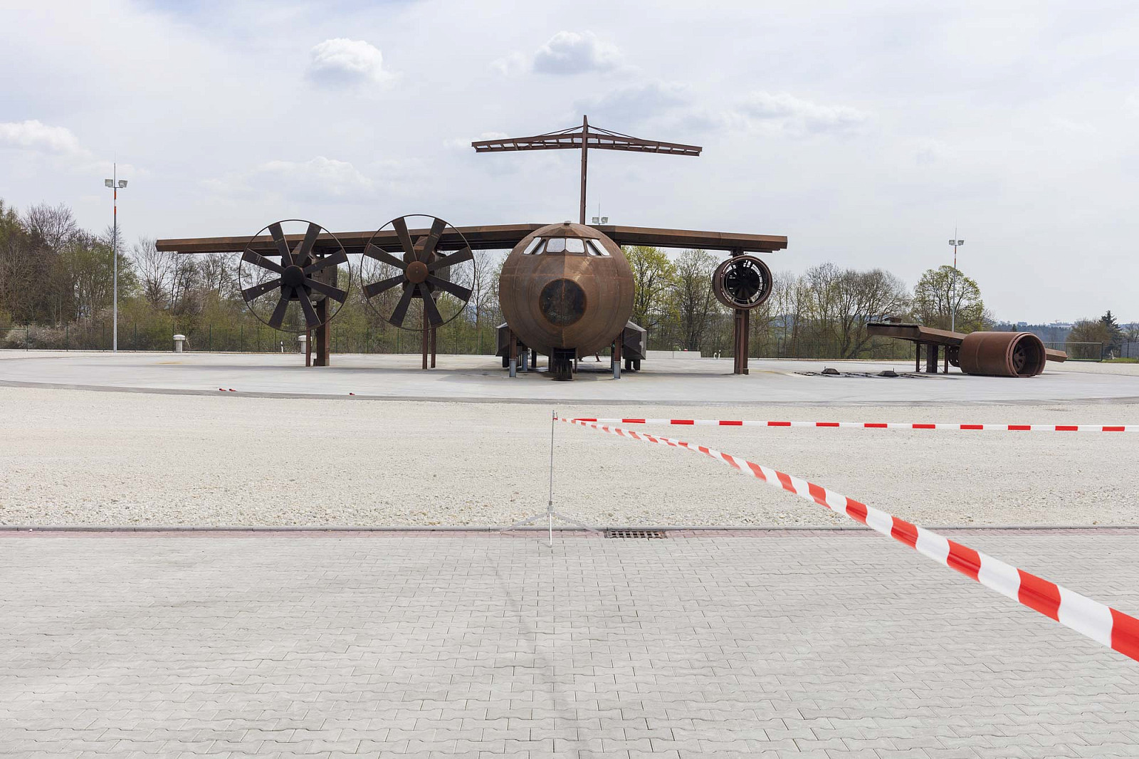Brandübungsanlage der Schule für ABC-Abwehr und gesetzliche Schutzaufgaben in Stetten am kalten Markt. Das Flatterband trennt im Jahr 2016 den VIP-Bereich bei der Einweihungsfeier eines Teils der Brandsimulationsanlage ab. Im Hintergrund ein dem Airbus A4