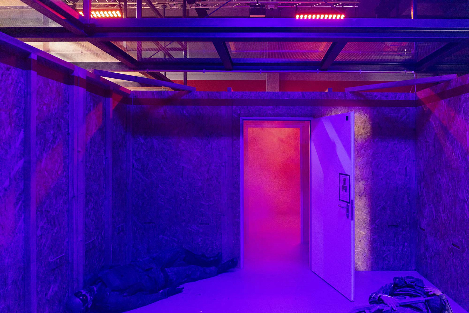 Staufer Kaserne Pfullendorf-Maze House. Darstellung von Rauchentwicklung und Flammen im Inneren des Gebäudes. Der blaue Lichtanteil erschwert das Auffinden der Venen bei der Verwundetenversorgung. Leistungsstarke Lautsprecher bilden eine realistische Gerä