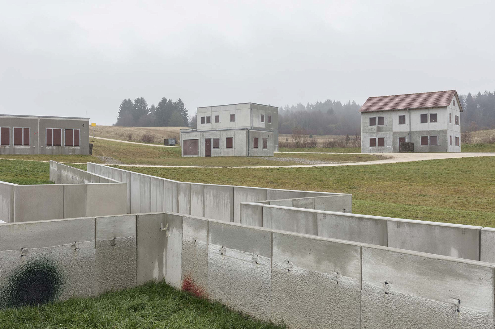 Staufer-Kaserne Pfullendorf-Ausbildungszentrum Spezielle Operationen, „Dinohausen“ Aufgesetzte Betonfertigteile stellen Kampfstände, Lauf- und Verbindungsgräben dar. Die Bauweise erleichtert Beobachtung und Einflussnahme durch die Ausbilder und verhindert