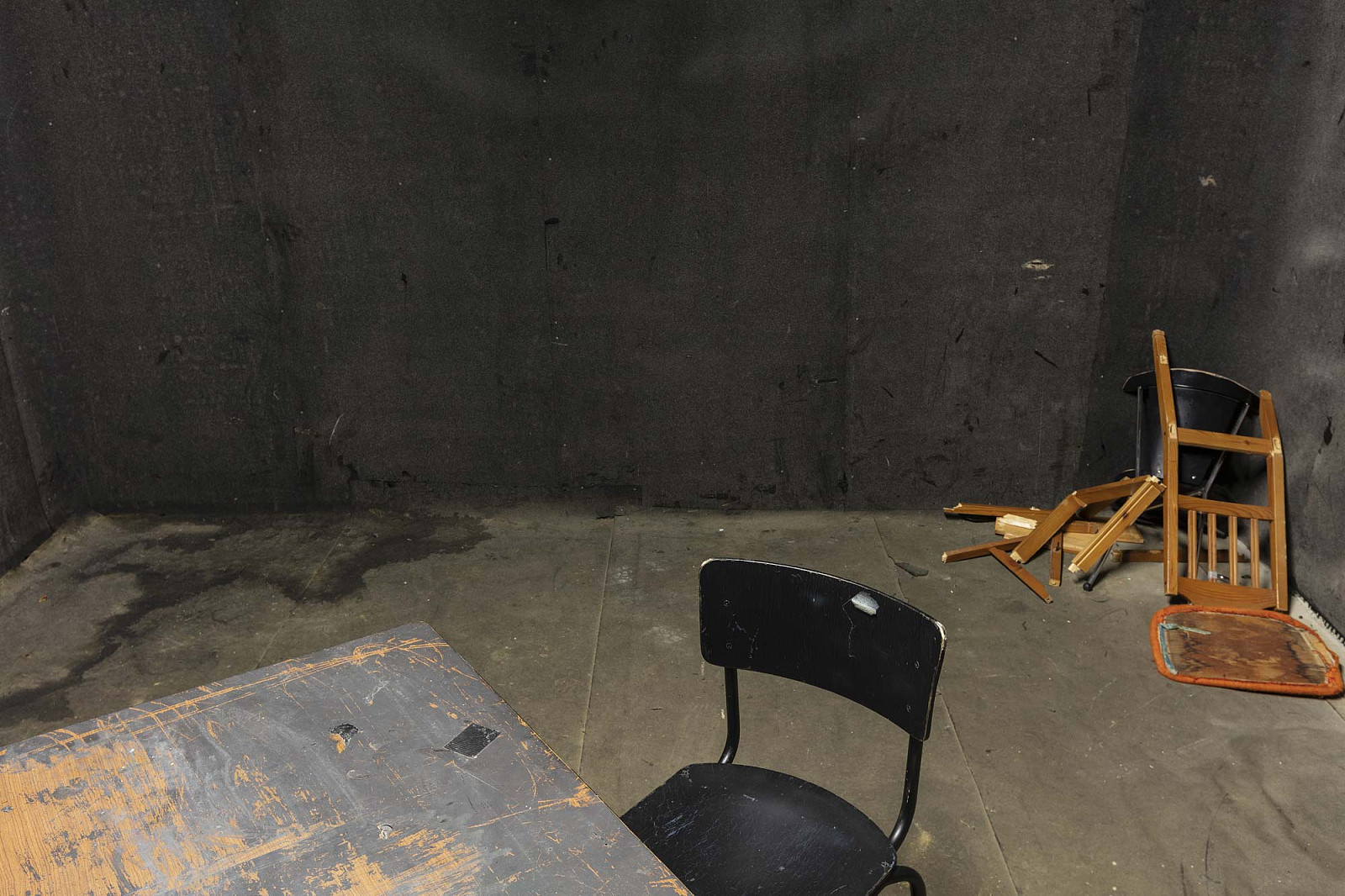 Ehemalige Hauptwache im Sonderwaffenlager Mottschieß. Der ganz in Schwarz gehaltene »Black Room« kann vollständig abgedunkelt werden; der Aufenthalt darin erzeugt erfahrungsgemäss ein Gefühl des Verlassenseins und der Ausweglosigkeit, gegen die der Lehrga